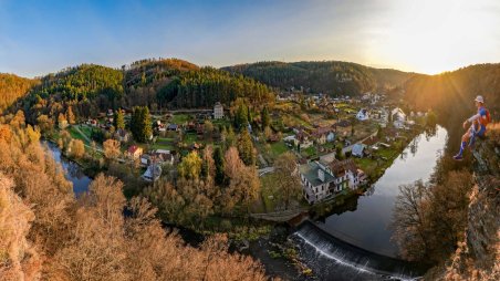 Panoramatický výhled na obec Podhradí nad Dyjí pod zříceninou hradu Frejštejn z přírodní rezervace Podhradské skály