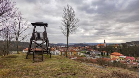 Vyhlídková věži na pravěkém hradišti Náporky v obci Oslavany
