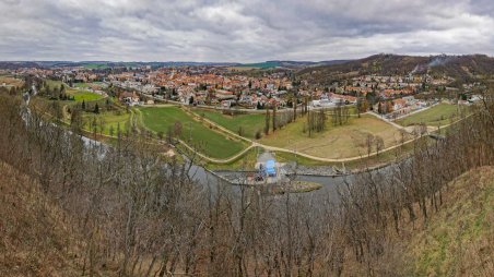 Panoramatický výhled na obec Ivančice z rozhledny Réna (Alfonse Muchy)