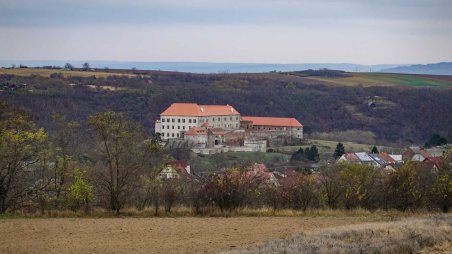 Výhled na hrad a zámek Dolní Kounice z úbočí kopce Šibeniční vrch