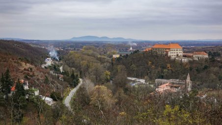Výhled na hrad i zámek Dolní Kounice a vzdálené Pavlovské vrchy na Pálavě od kaple sv. Antonína
