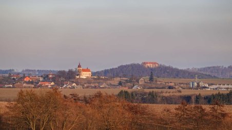 Výhled na obec Čáslavice, kostel sv. Martina a zámek Sádek