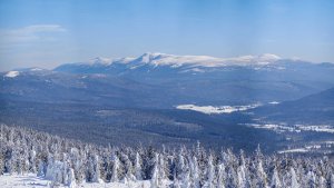 Panoramatický výhled jihovýchodním směrem na zasněžené Krkonoše z rozhledny na vrcholu kopce Smrk