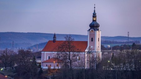 Výhled na kostel sv. Mikuláše ve městě Oslavany z vyhlídkové věže na pravěkém hradišti Náporky