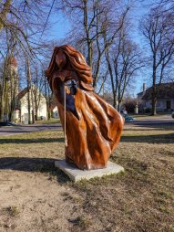 Dřevěná socha v obci Hluboké Mašůvky