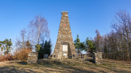 Pomník Obětem 1. a 2. světové války nad obcí Hluboké Mašůvky