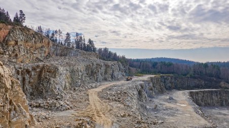 Kamenolom na úbočí kopce Kamenec nad obcí Číměř