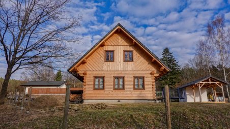 Dřevěný srub v obci Nový Vojířov
