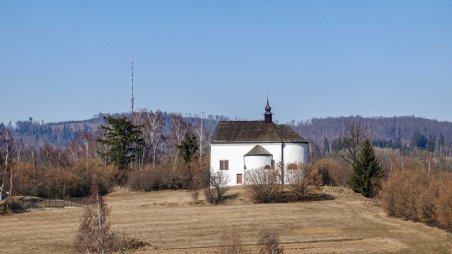 Výhled na Javořici a Kostel sv. Jáchyma nad obcí Dobrá Voda