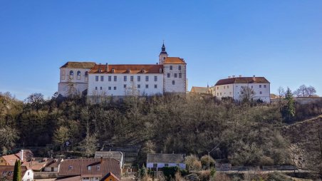 Výhled jihovýchodním směrem na Starý zámek Jevišovice od obce Střelice