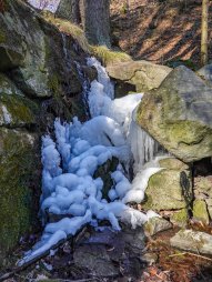 Zamrzlý vodopád na potoce Cihelna v národní přírodní rezervaci Divoká Oslava