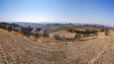 Panoramatický výhled jižním směrem z úbočí Čechtínského kopce nad farmou Vartemberk