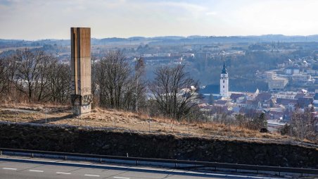 Památník výstavby dálničního mostu Vysočina nad městem Velké Meziříčí