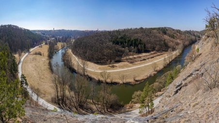 Panoramatický výhled do údolí řeky Thaya (Dyje) na město Drosendorf (Drozdovice) ze skály Julienhöhe