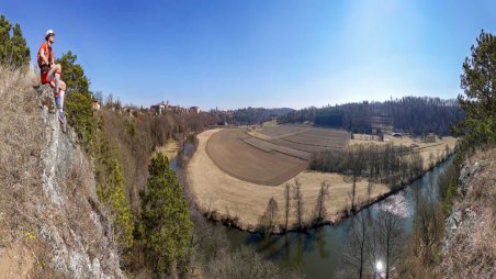 Panoramatický výhled do údolí řeky Thaya (Dyje) ze skály ve městě Drosendorf (Drozdovice)