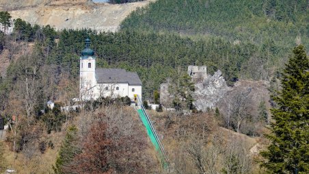 Kostel sv. Jiljí s výtahem a zřícenina hradu Eibenstein v obci Eibenstein (Ivanov)