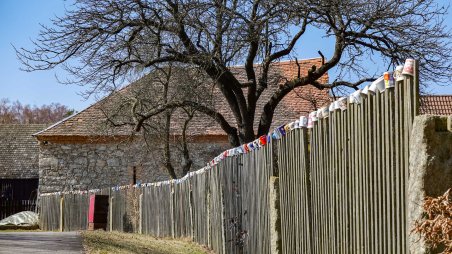 Hrníčkový plot okolo Ubytování U Drahušky v obci Lhotka
