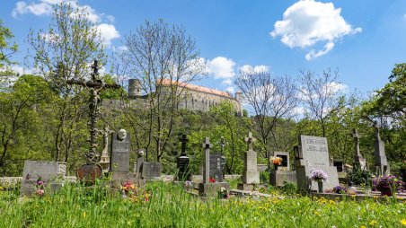 Hrad Bítov nad hřbitovem Vysočany
