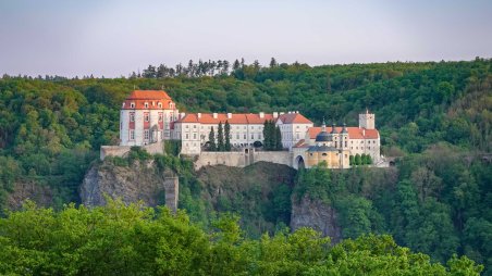 Výhled na zámek Vranov nad Dyjí z úbočí Ptačího vrchu nad hřbitovem Vranov nad Dyjí