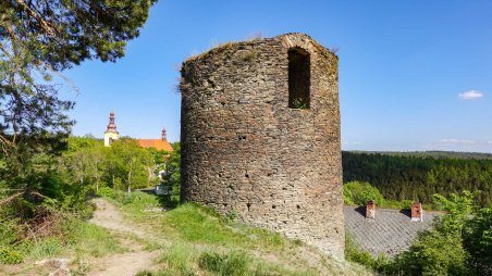 Zřícenina hradu Sychrov ve městečku Rabštejn nad Střelou