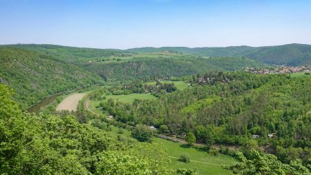 Výhled do údolí řeky Berounka