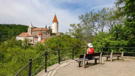 Výhled na hrad Křivoklát z vyhlídkového místa u pomníku knížete Karla Egona II. z Fürstenbergu