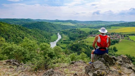 Výhled do údolí řeky Berounka z Týřovických skal v národní přírodní rezervaci Týřov