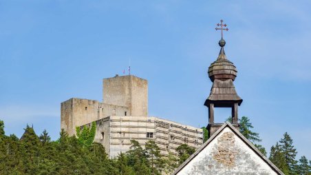 Hrad Landštejn nad kostelem sv. Jana Křtitele a zbytky hradu Pomezí (Markl) v obci Pomezí