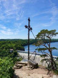 Skalní vyhlídka Claryho kříž nad hrází Vranovské přehrady