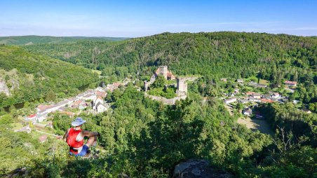 Výhled východní směrem na městečko Hardegg z vyhlídky na úbočí kopce Max-Plateau