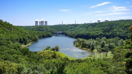 Výhled na Jadernou elektrárnu Dukovany a čerpací stanici Jihlava na Mohelenské přehradě