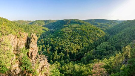 Panoramatický výhled do údolí řeky Jihlava ze skalní vyhlídky Velký kačer v přírodní rezervaci Velká skála