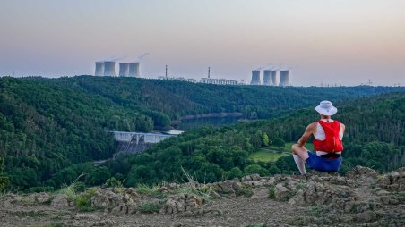 Výhled na jadernou elektrárnu Dukovany nad přehradou Mohelno z národní přírodní rezervace Mohelenská hadcová step
