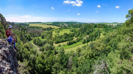 Panoramatický výhled z přírodní rezervace Suché skály