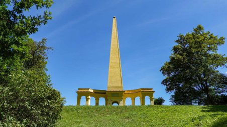 Obelisk v zámeckém parku Uherčice
