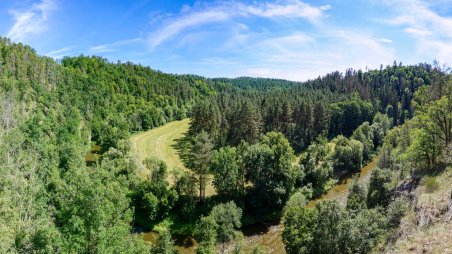 Panoramatický výhled ze skály v přírodní rezervaci Bílý kříž do údolí řeky Thaya (Dyje) v Rakousku