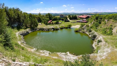 Panoramatický pohled na zatopený lom u ranče Vápenka nad obcí Nová Ves u Přibyslavic
