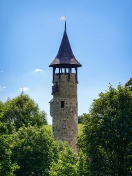 Středověká věž na svatební místě Za Vratama v obci Bransouze
