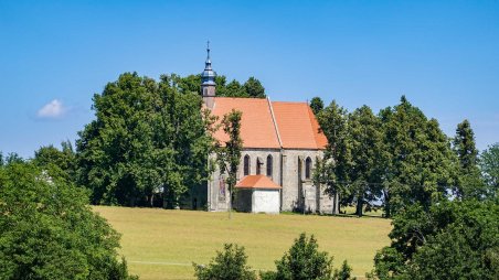 Kostel Božího Těla a sv. Ducha nad městem Slavonice