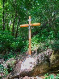Kříž na skále v údolí řeky Jevišovka pod přírodní památkou Lapikus