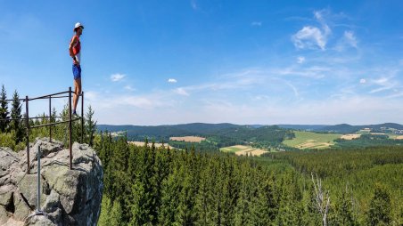 Panoramatický výhled severozápadním směrem na lesy nad obcí Fryšava pod Žákovou horou ze skalního masivu Vyhlídka na vrcholu kopce Pasecká skála (819)