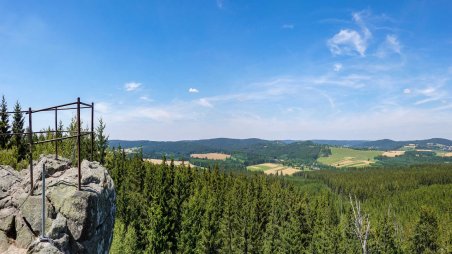 Panoramatický výhled severozápadním směrem na lesy nad obcí Fryšava pod Žákovou horou ze skalního masivu Vyhlídka na vrcholu kopce Pasecká skála (819)