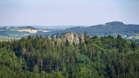 Výhled jihovýchodním směrem na skálu Dráteničky z vrcholu skalní věže Výspa na kopci Malinská skála (813)