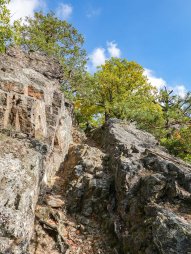 Náročná cesta od soutoku řek Oslava a Chvojnice nahoru po skalním hřebenu ke zřícenině hradu Levnov