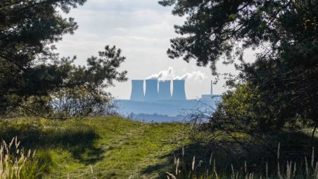 Výhled na Jadernou elektrárnu Dukovany z polní cesty nad údolím řeky Oslava
