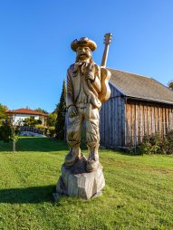 Dřevěná socha u domu na okraji obce Zblovice