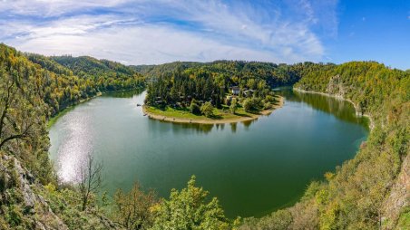 Panoramatický výhled na rekreační oblast Chmelnice na Vranovské přehradě od zříceniny hradu Cornštejn