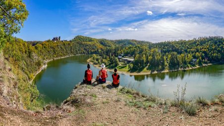 Panoramatický výhled na zříceninu hradu Cornštejn a rekreační oblast Chmelnice na Vranovské přehradě z Výří skály