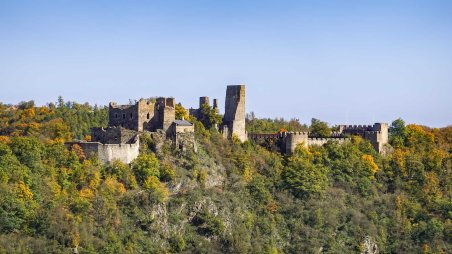Výhled na zříceninu hradu Cornštejn nad Vranovskou přehradou
