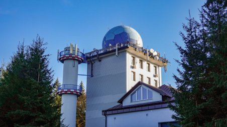 Radiolokační stanice Řízení letového provozu České republiky na vrcholu Buchtova kopce (813)